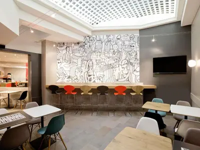 Coin salon dans l'établissement ibis Paris Gare du Nord TGV