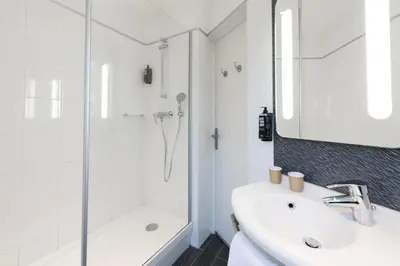Salle de bains dans l'établissement ibis Paris Gare du Nord TGV