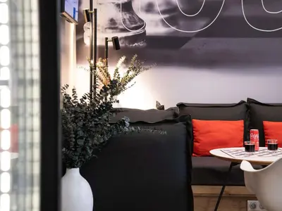 Coin salon dans l'établissement ibis Paris Gare du Nord TGV