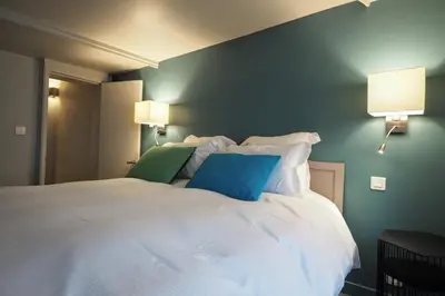 Un ou plusieurs lits dans un hébergement de l'établissement Molière ChicSuites