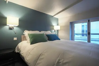 Un ou plusieurs lits dans un hébergement de l'établissement Molière ChicSuites