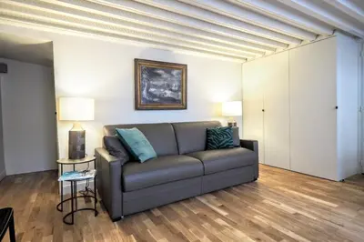Coin salon dans l'établissement Molière ChicSuites