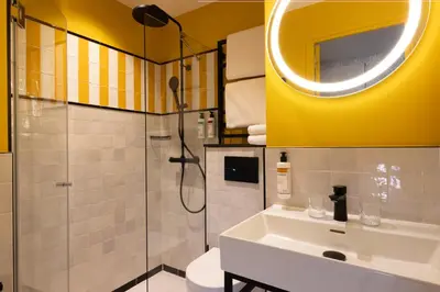 Salle de bains dans l'établissement Hôtel Brady