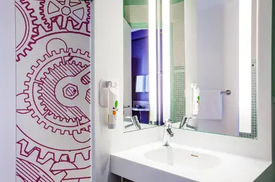 Salle de bains dans l'établissement ibis Styles Paris Mairie De Clichy