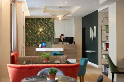 Télévision ou salle de divertissement dans l'établissement Hotel Apolonia Paris Montmartre; Sure Hotel Collection by Best Western