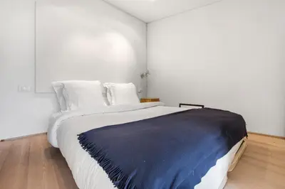 Un ou plusieurs lits dans un hébergement de l'établissement Modern Apartment in the Heart of the Marais