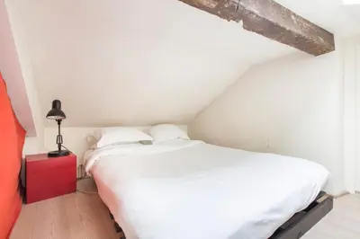 Un ou plusieurs lits dans un hébergement de l'établissement Modern Apartment in the Heart of the Marais