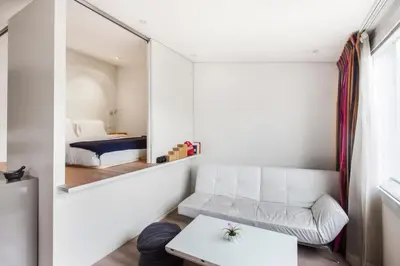 Un ou plusieurs lits dans un hébergement de l'établissement Modern Apartment in the Heart of the Marais