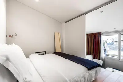 Un ou plusieurs lits dans un hébergement de l'établissement Modern Apartment in the Heart of the Marais