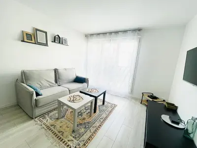 Télévision ou salle de divertissement dans l'établissement Cosy appart proche Paris