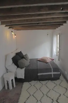 Un ou plusieurs lits dans un hébergement de l'établissement Studio Romantique et Boheme