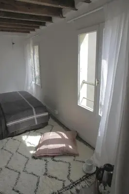 Un ou plusieurs lits dans un hébergement de l'établissement Studio Romantique et Boheme