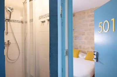 Un ou plusieurs lits dans un hébergement de l'établissement Le Regent Montmartre by Hiphophostels