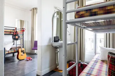 Un ou plusieurs lits dans un hébergement de l'établissement Le Regent Montmartre by Hiphophostels