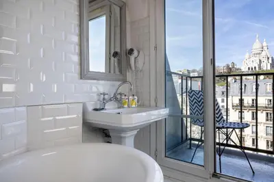 Salle de bains dans l'établissement Le Regent Montmartre by Hiphophostels