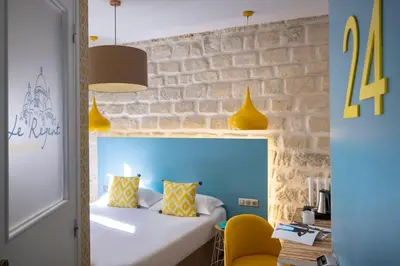 Un ou plusieurs lits dans un hébergement de l'établissement Le Regent Montmartre by Hiphophostels