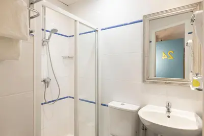 Salle de bains dans l'établissement Le Regent Montmartre by Hiphophostels