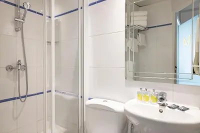 Salle de bains dans l'établissement Le Regent Montmartre by Hiphophostels
