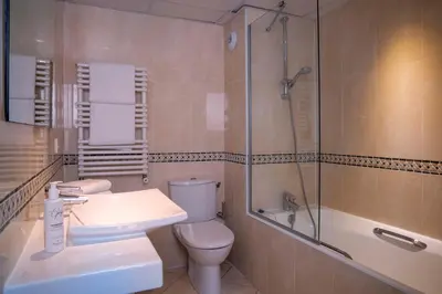 Salle de bains dans l'établissement Hôtel Des Mines