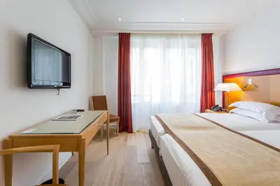 Télévision ou salle de divertissement dans l'établissement Hôtel De Castiglione