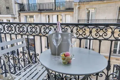 Balcon ou terrasse dans l'établissement Hotel Duret Paris Champs Elysées