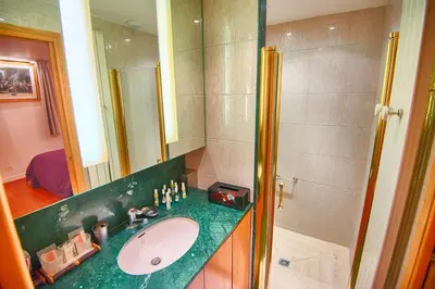 Salle de bains dans l'établissement Paris-Oasis Montmartre