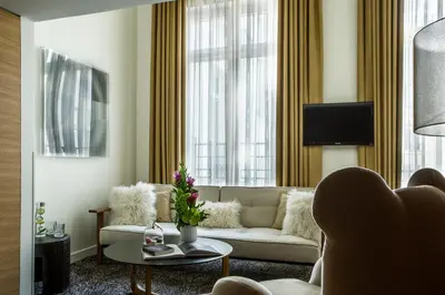 Télévision ou salle de divertissement dans l'établissement Hotel Marignan Champs-Elysées