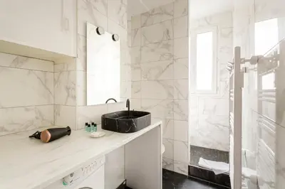 Salle de bains dans l'établissement Saint Paul le Marais Charlemagne