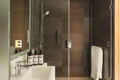 Salle de bains dans l'établissement Hyatt Regency Paris Etoile
