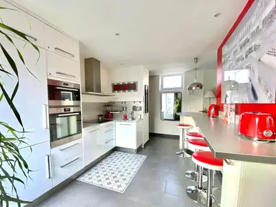 Cuisine ou kitchenette dans l'établissement Le duplex de la reine - lesparisnormands