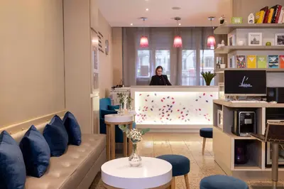 Coin salon dans l'établissement Hôtel L'Interlude