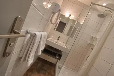 Salle de bains dans l'établissement Timhotel Boulogne Rives de Seine