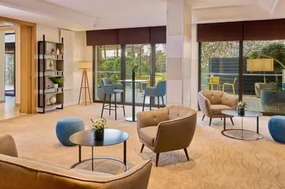 Coin salon dans l'établissement Fraser Suites Paris La Défense