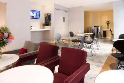 Télévision ou salle de divertissement dans l'établissement Nouvel Hôtel Eiffel