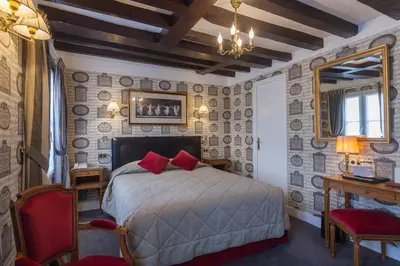 Un ou plusieurs lits dans un hébergement de l'établissement Grand Hôtel de L'Univers Saint-Germain