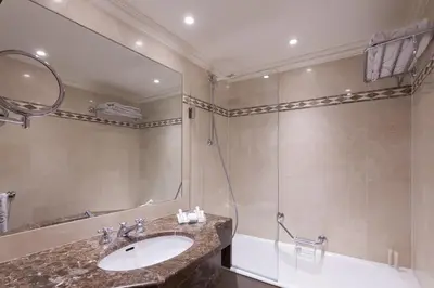 Salle de bains dans l'établissement Grand Hôtel de L'Univers Saint-Germain