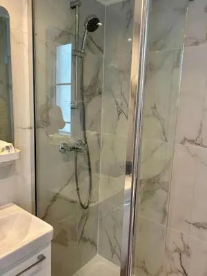 Salle de bains dans l'établissement Hôtel Derby Eiffel
