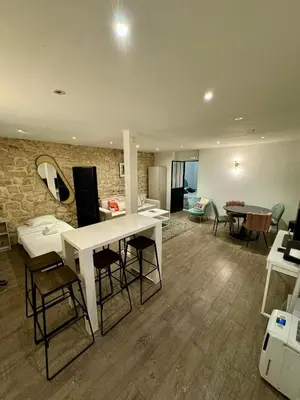 Télévision ou salle de divertissement dans l'établissement Temple Apartments Paris