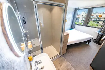 Salle de bains dans l'établissement ibis Styles Paris 16 Boulogne