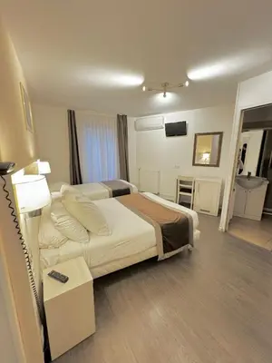 Un ou plusieurs lits dans un hébergement de l'établissement Luxor Bastille Hotel
