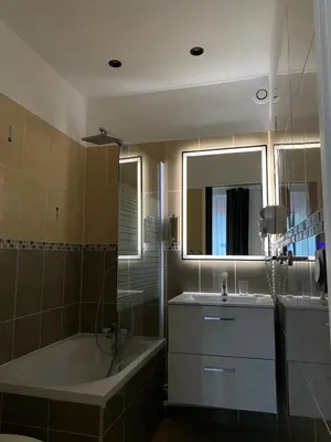 Salle de bains dans l'établissement Luxor Bastille Hotel