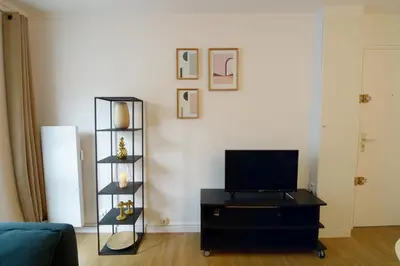 Télévision ou salle de divertissement dans l'établissement HolidaysInParis - Republique