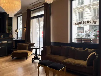 Coin salon dans l'établissement New Hotel République