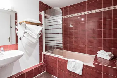 Salle de bains dans l'établissement Grand Hôtel De Paris