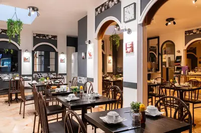 Restaurant ou autre lieu de restauration dans l'établissement Grand Hôtel De Paris