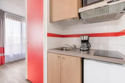 Cuisine ou kitchenette dans l'établissement Appart'City Classic Paris La Villette
