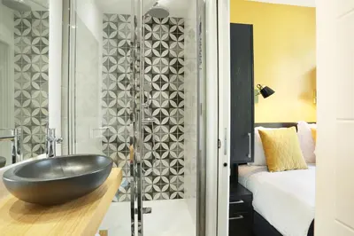 Salle de bains dans l'établissement YAYS Paris Zola by Numa