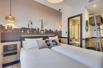 Un ou plusieurs lits dans un hébergement de l'établissement Hôtel Lucien & Marinette