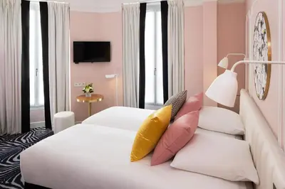 Un ou plusieurs lits dans un hébergement de l'établissement Hôtel Pastel Paris