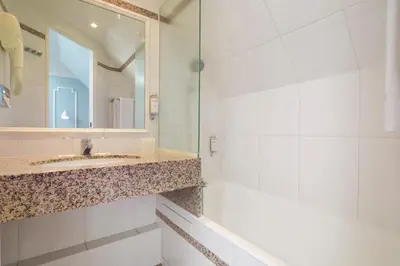 Salle de bains dans l'établissement Hôtel Pastel Paris